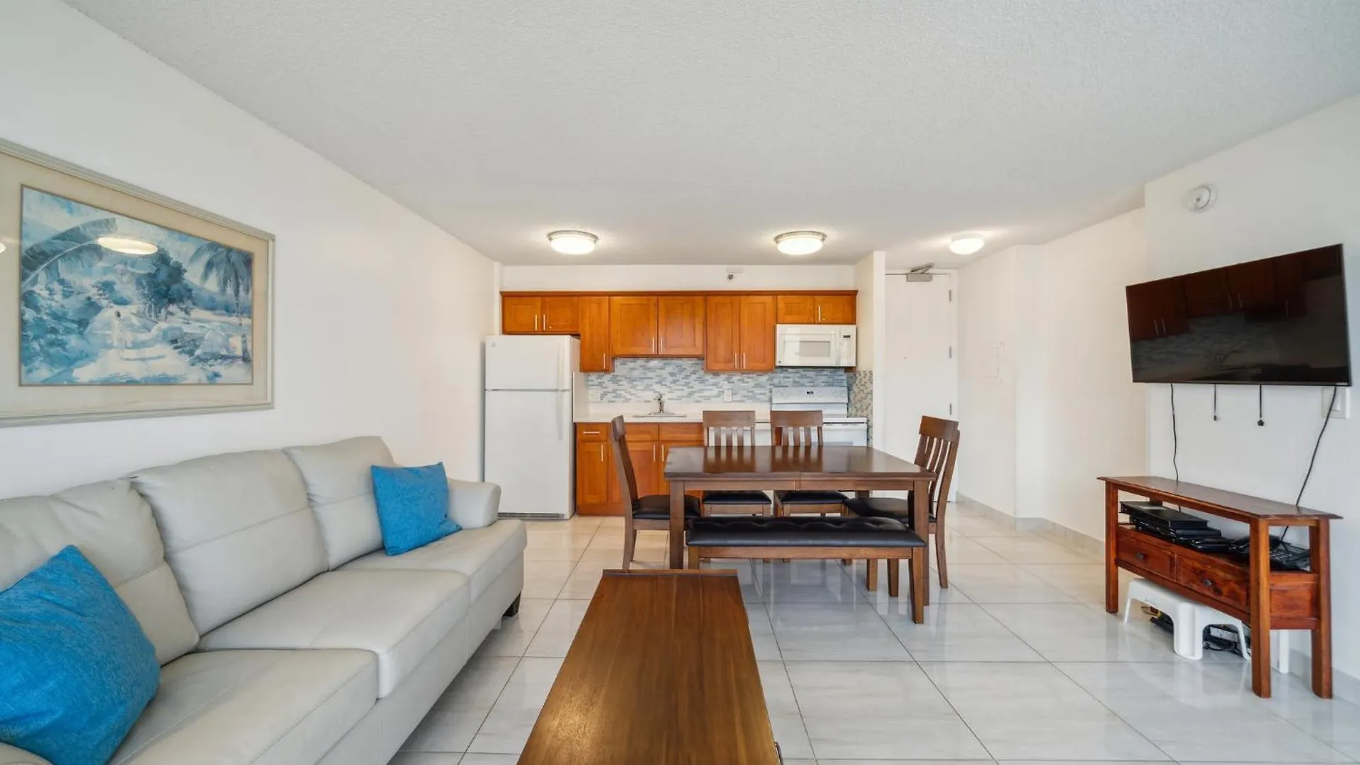23Rd Floor Waikiki Banyan Condo - Only One Block From Beach! Condo Honolulu
