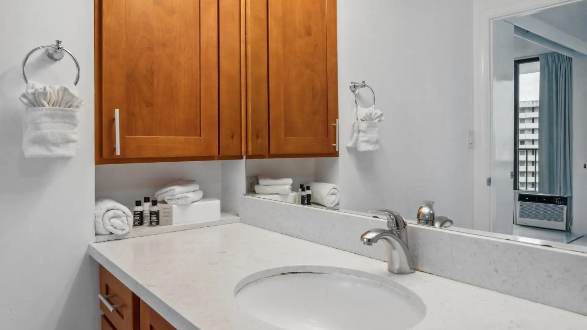 23Rd Floor Waikiki Banyan Condo - Only One Block From Beach! Condo Honolulu Apartment