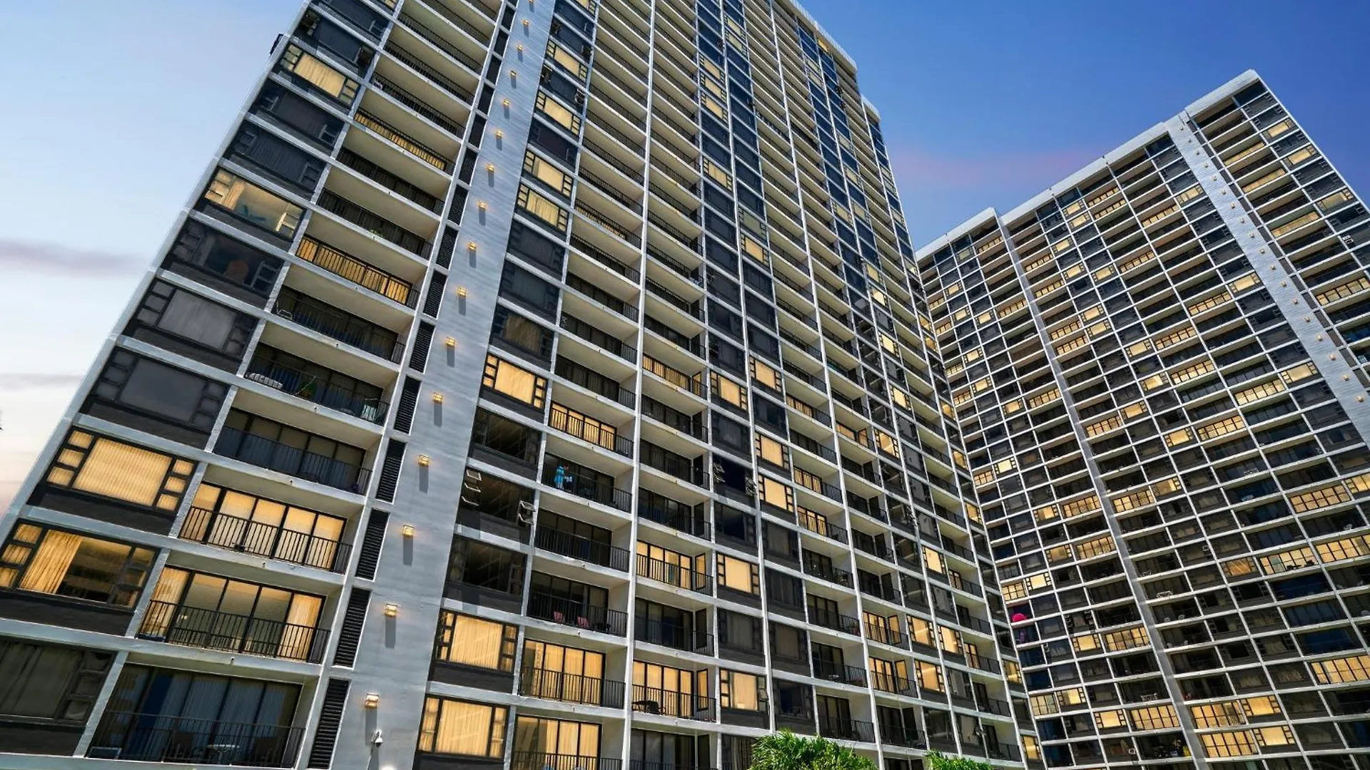 23Rd Floor Waikiki Banyan Condo - Only One Block From Beach! Condo Honolulu